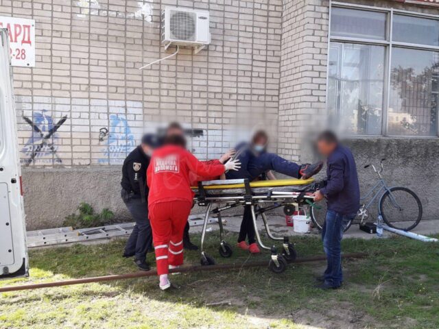 В Запорожской области при поклейке политического баннера с высоты сорвался молодой парень (ФОТО)