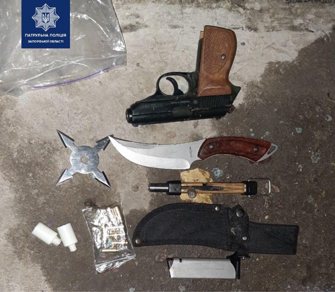 Сюрикэн, нож и пистолет: у жителя Запорожья при себе обнаружили целый арсенал оружия (ФОТО)
