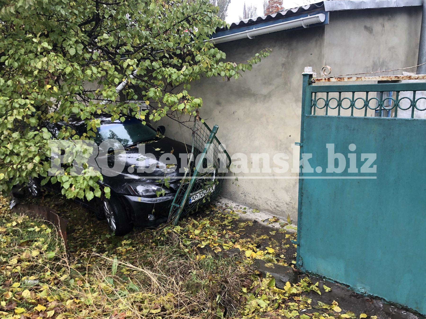 В Запорожской области Lexus вылетел с дороги, сбил забор и врезался в дом (ФТО)