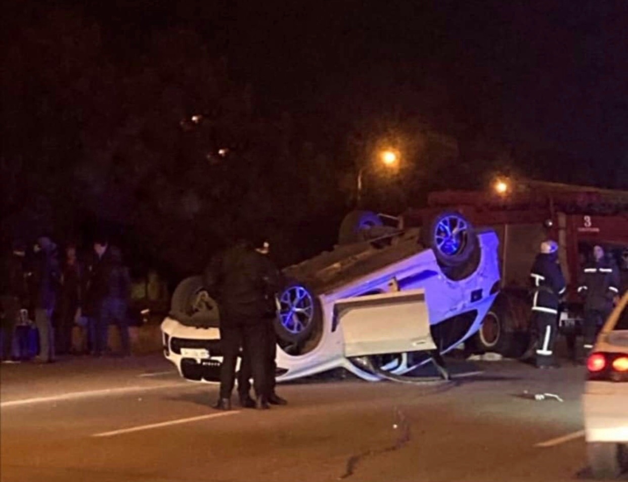 ОБНОВЛЕНО. В Запорожье BMW X5 перевернулся на крышу: водитель был пьян (ВИДЕО)
