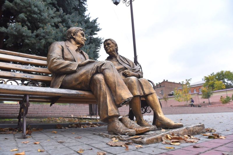 В Запорожье восстановят многострадальную скульптуру “Памятник родителям” и сделают ее антивандальной