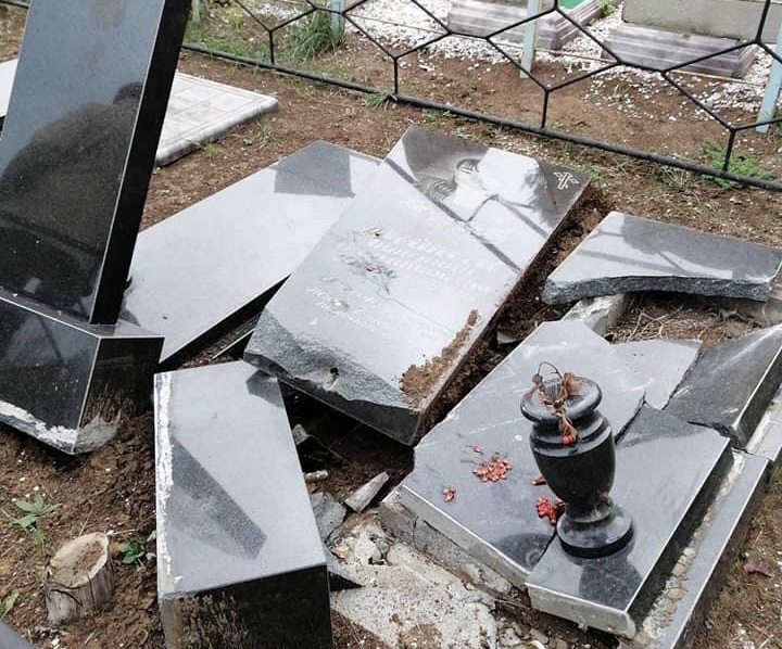 ОБНОВЛЕНО. Хэллоуин на кладбище: в Запорожской области вандалы повредили 14 памятников (ФОТО)
