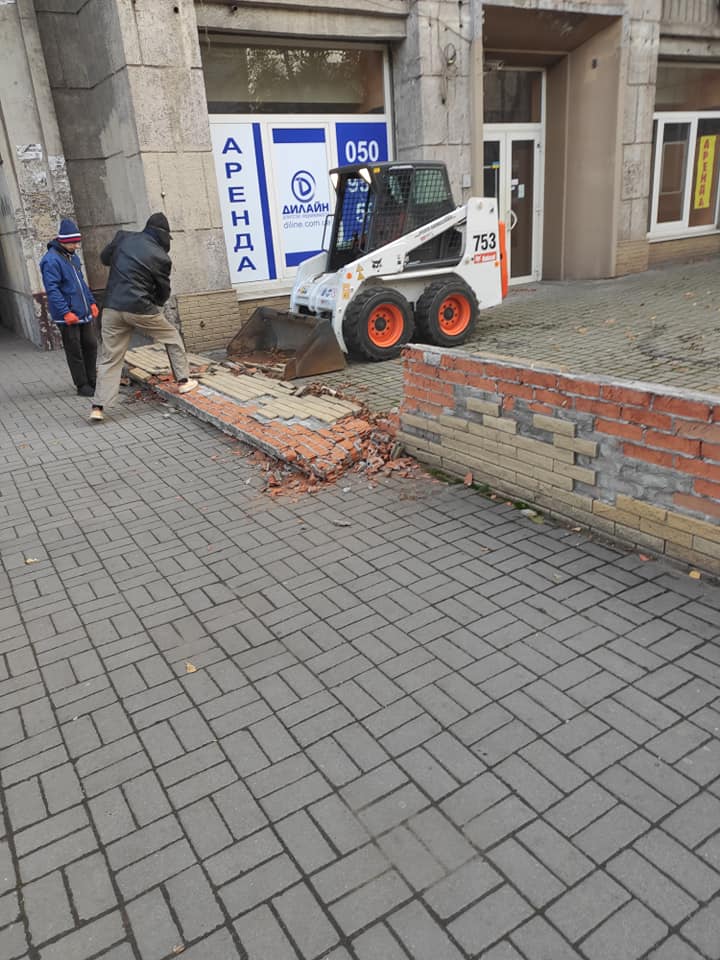 В центре Запорожья демонтировали остатки летней площадки кафе (ФОТО)