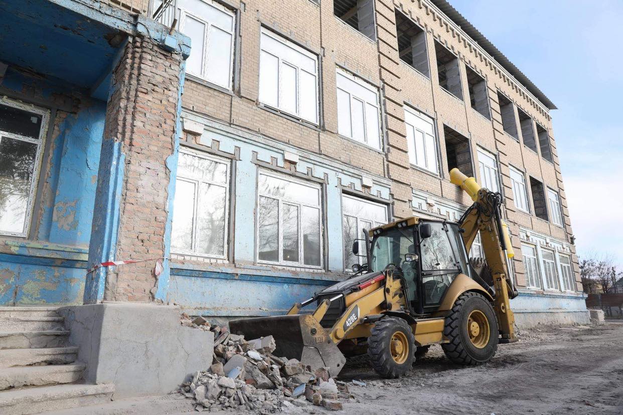 В Запорожье продолжают ремонтировать сгоревшую школу (ФОТО)