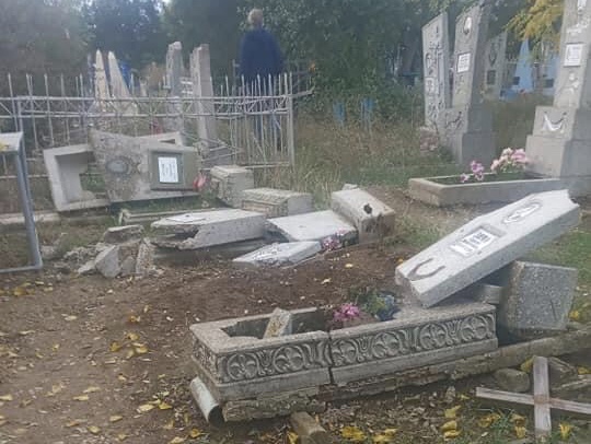 В сети появились фото ещё нескольких поврежденных вандалами памятников в Приморске