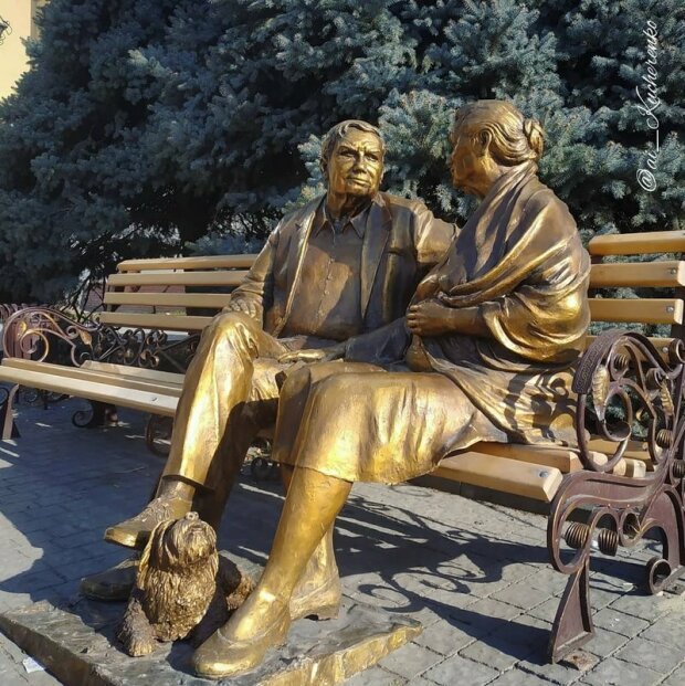 В Запорожье вандалы оторвали ногу скульптуре пенсионера (ФОТО)