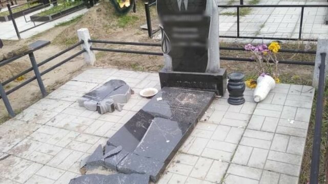 В Запорожской области на кладбище разрушили памятник (ФОТО)