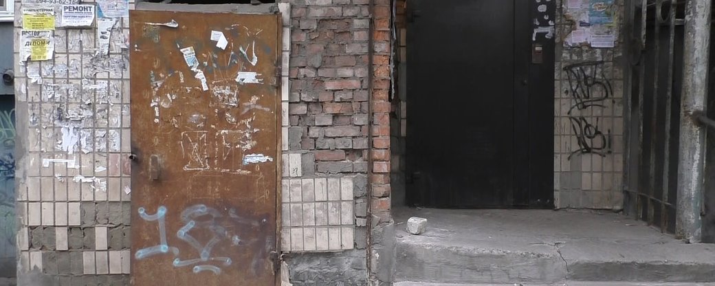 Падает кафель и отпадают обои: жильцы аварийного дома на центральном проспекте Запорожья могут дождаться ремонта уже в следующем году
