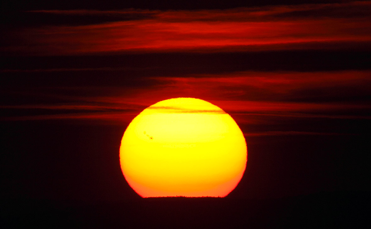 Запорожский фотограф заснял темное пятно на солнце, которое вызывает магнитные бури (ФОТО)