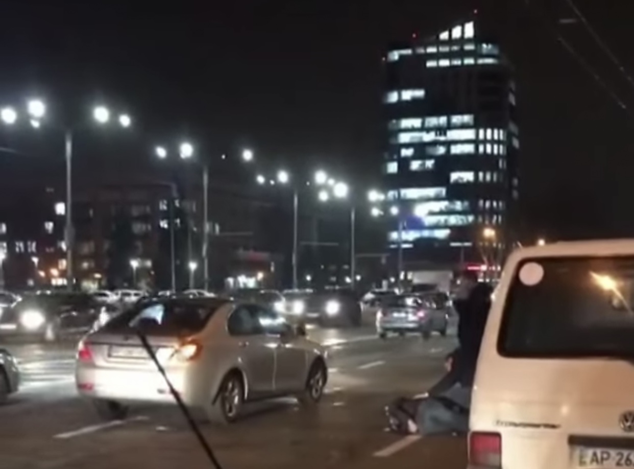 В Запорожье пешеход попал под колеса авто (ВИДЕО)