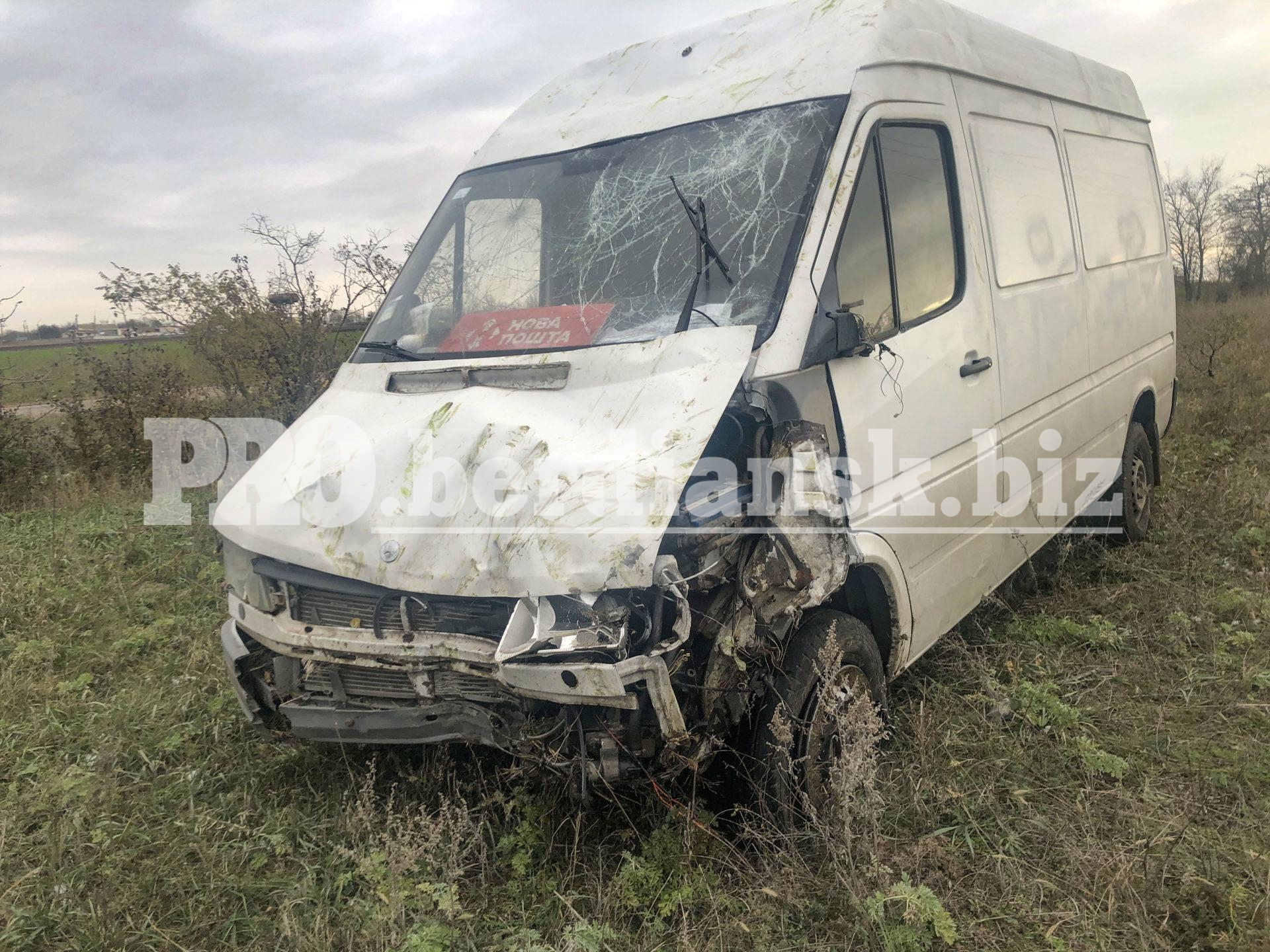 В Бердянске похищенный автомобиль «Новой Почты» бросили разбитым на  обочине: разыскивается угонщик с украденным товаром (ФОТО) | Актуально