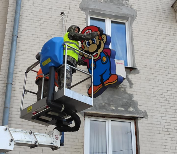 “Марио, давай, до свидания”: в центре Запорожья демонтировали рекламную конструкцию 90-х годов (ФОТО)