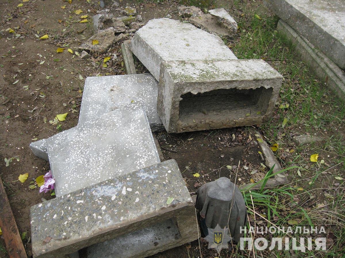 В Запорожской области вандалы разгромили 16 надгробных плит на кладбище (ФОТО)