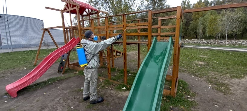 В Запорожье продолжают проводить дезинфекцию в парках (ФОТО)