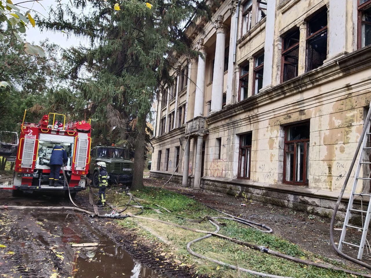 В Запорожье на Хортице горело здание заброшенного института (ФОТО)