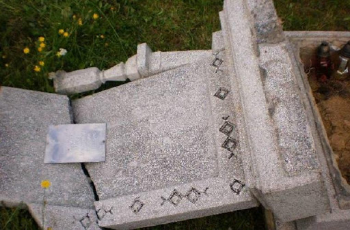 В Запорожской области на старом кладбище орудуют вандалы (ФОТО)