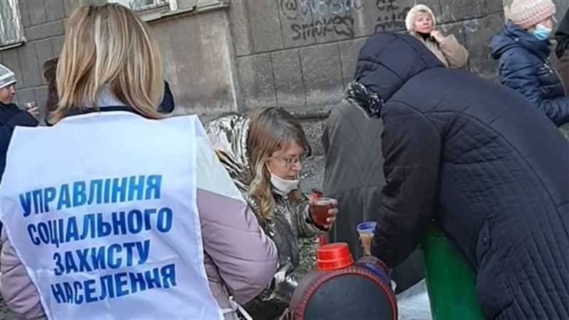 В Запорожье бездомным начали раздавать еду на улице