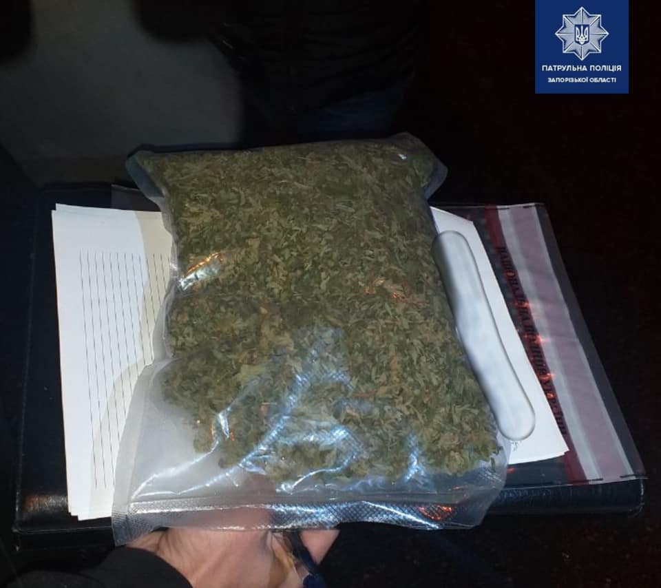 В Запорожье женщина решила отметить свой день рождения пакетом марихуаны: ее задержали (ФОТО)