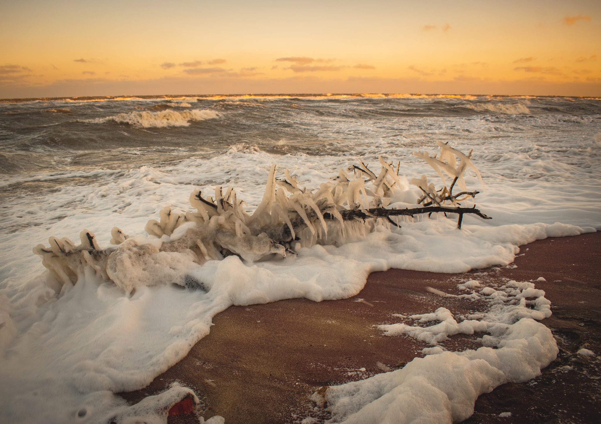 В сети опубликовали уникальные снимки замерзшего после шторма побережья моря в Бердянске (ФОТО)