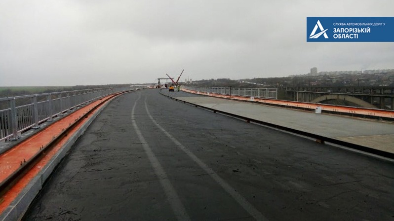 На запорожских мостах приступили к укладке асфальта (ФОТО)