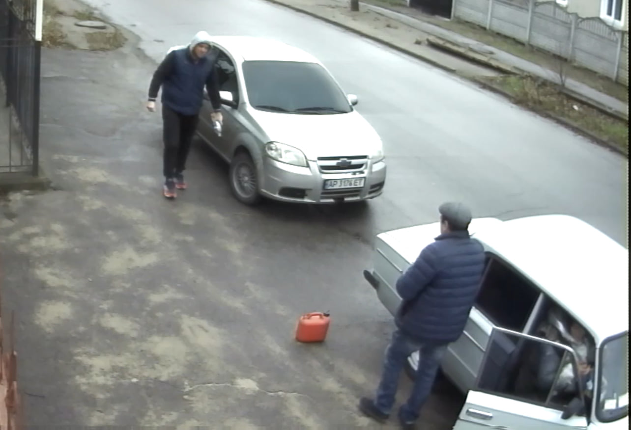 В Запорожье неизвестные мужчины на авто подбросили мусор под ворота частного дома (ВИДЕО)