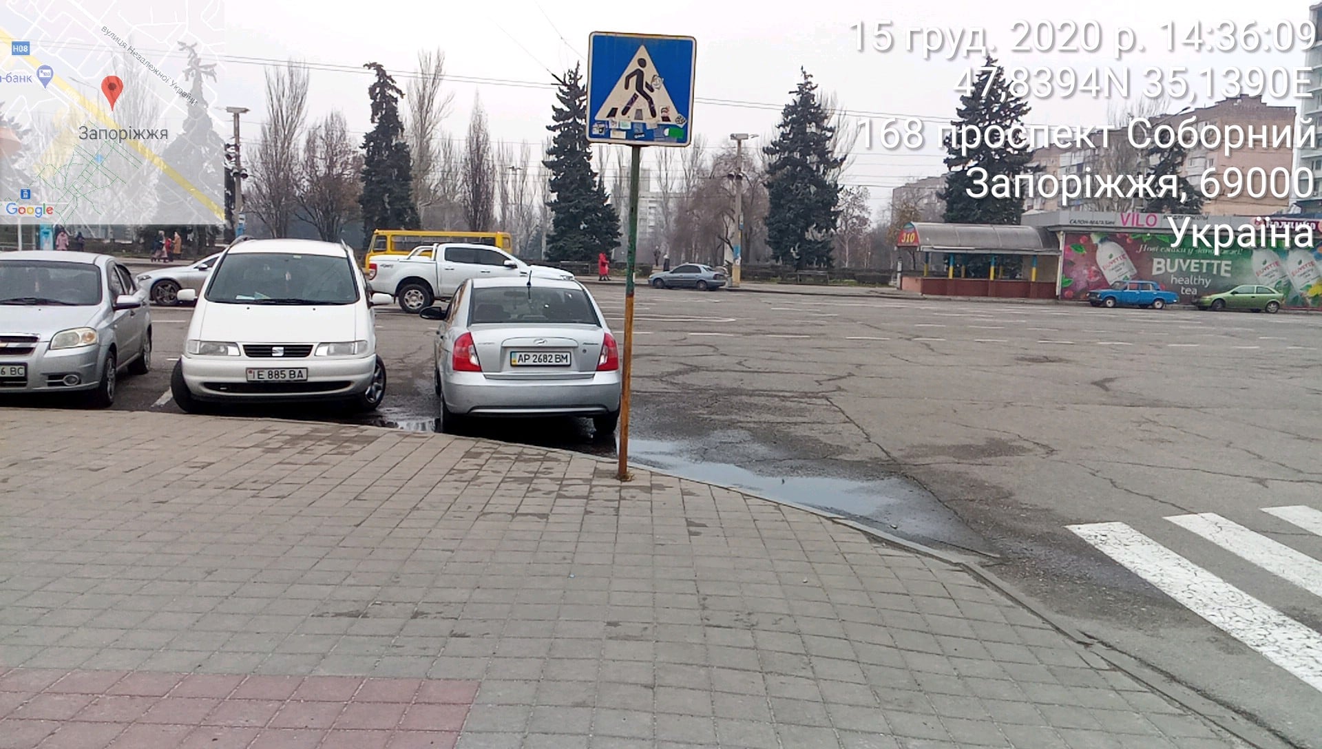 Возле Запорожской ОГА обнаружили практически два десятка неправильно припаркованных автомобилей (ФОТО)