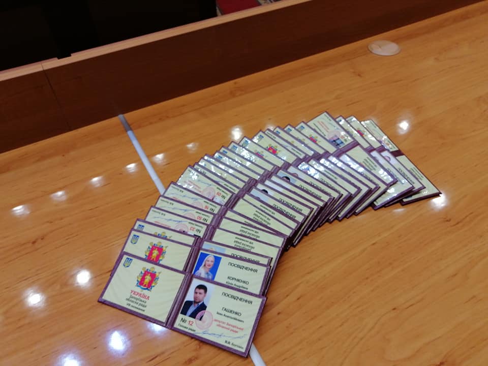 Новоизбранные депутаты Запорожского областного совета вернули свои удостоверения: кто именно (ФОТО)