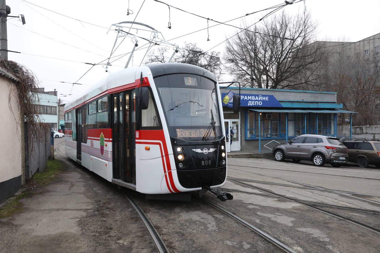 В Запорожье вышел на маршрут еще один трамвай собственной сборки (ФОТО)