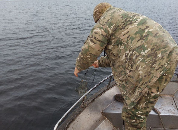 В водоеме под Запорожьем были обнаружены браконьерские сети для лова рыбы (ФОТО)