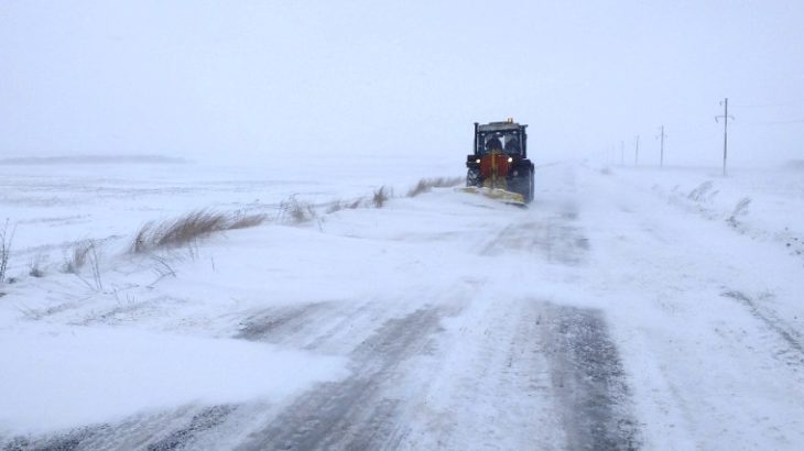 Около 100 рабочих на более 70 единицах спецтехники расчищают снег с дорог в Запорожской области (ФОТО)
