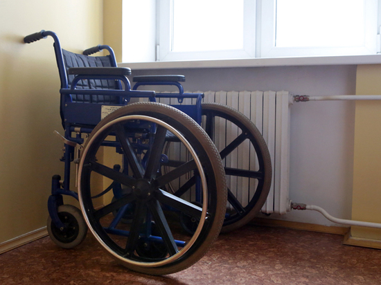 В Запорожье старушка, выпав из инвалидной коляски, нуждалась в помощи (ВИДЕО)