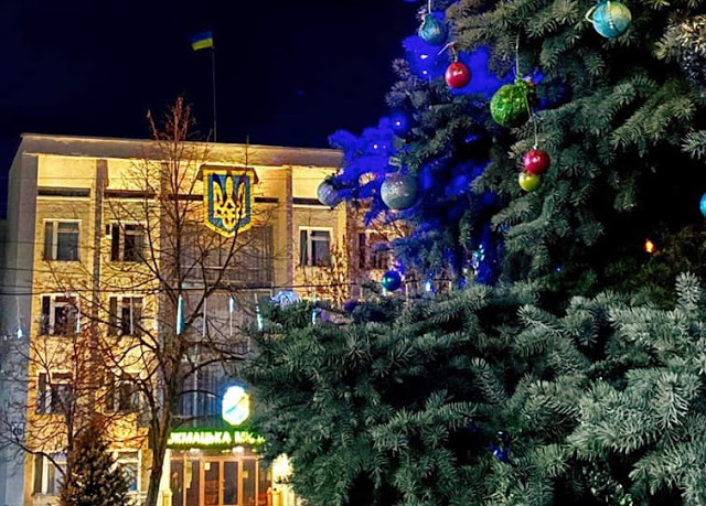 С новогодней елки одного из городов Запорожской области вандалы украли праздничные гирлянды (ФОТО)