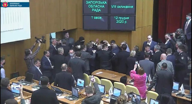 В Запорожском облсовете первая сессия нового созыва закончилась дракой: главу так и не избрали (ФОТО)