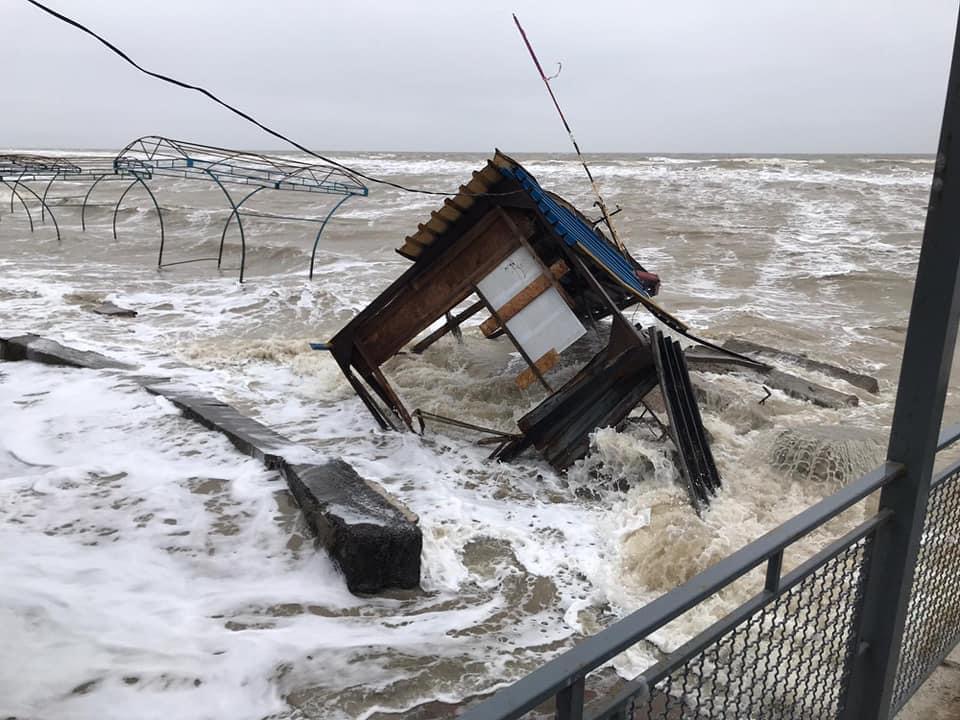 В сети показали фото последствий шторма на запорожском курорте