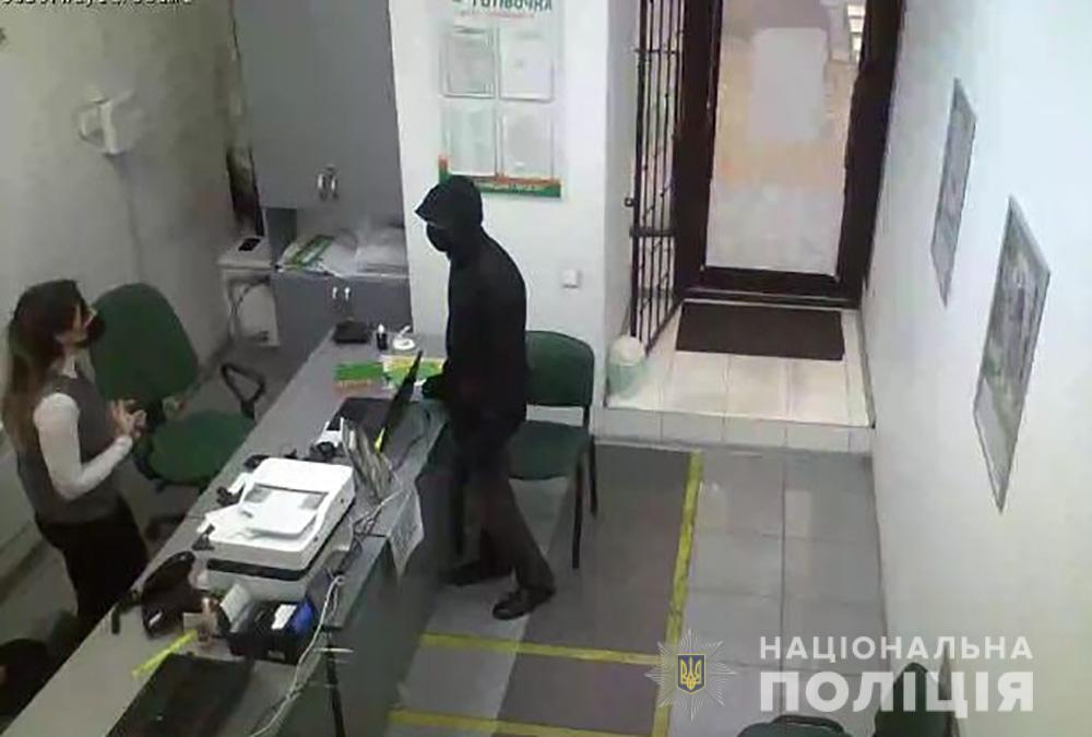 В Запорожье мужчина, угрожая ножом, ограбил кредитное учреждение (ФОТО)