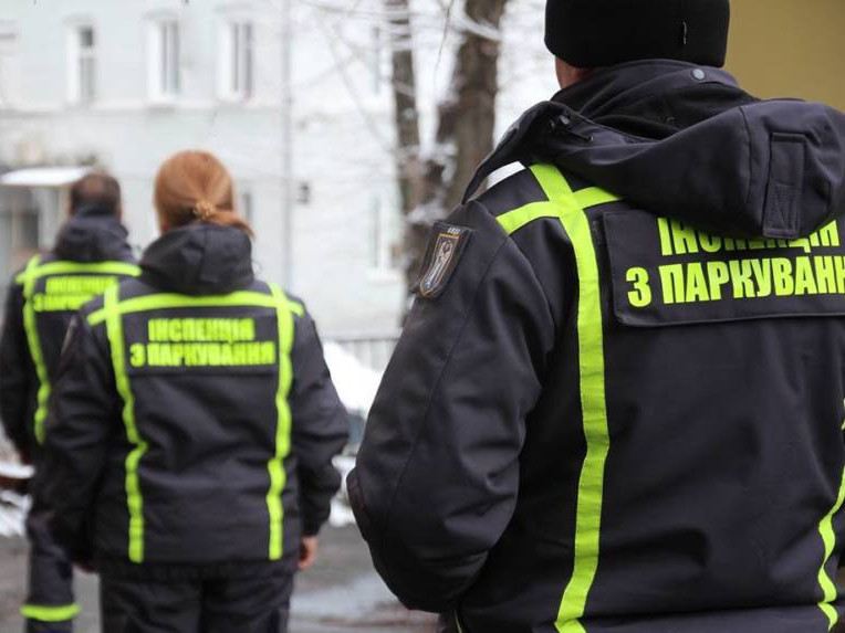 В Запорожье на бульваре Шевченко автомобили паркуются посреди тротуара (ФОТО)