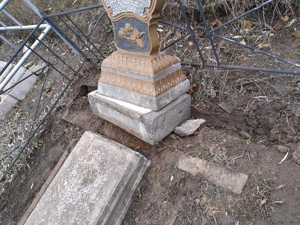 Под Запорожьем вандалы регулярно оскверняют могилы (ФОТО)