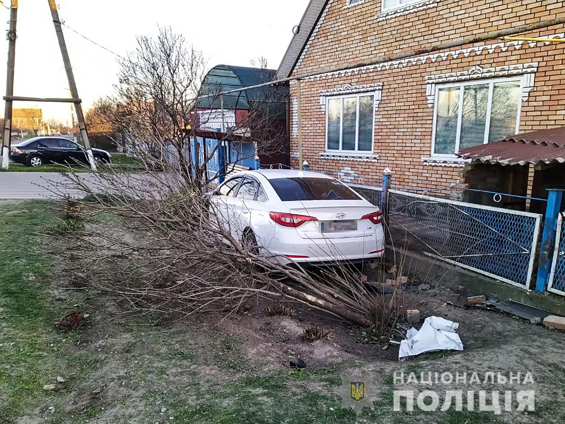 В Запорожской области мужчина подшофе врезался в забор на угнанном авто (ФОТО)