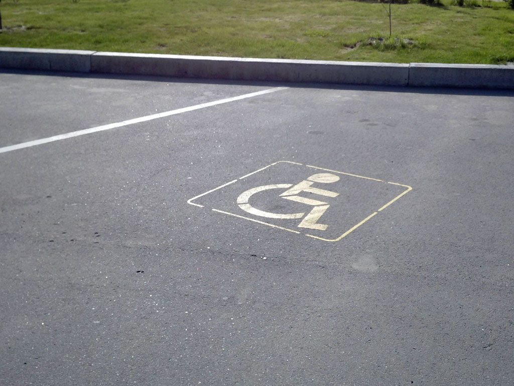 В Запорожье просят решить проблему с местами парковки для водителей с инвалидностью