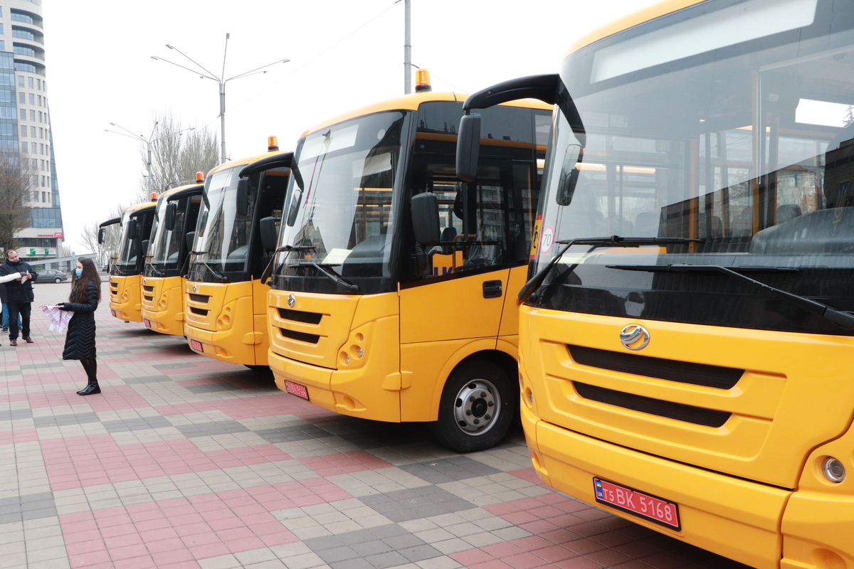 Громады Запорожской области получили школьные автобусы, изготовленные на ЗАЗ