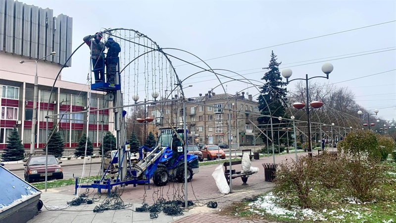 В Запорожье бульвар Шевченко украшают новогодними иллюминациями (ФОТО)