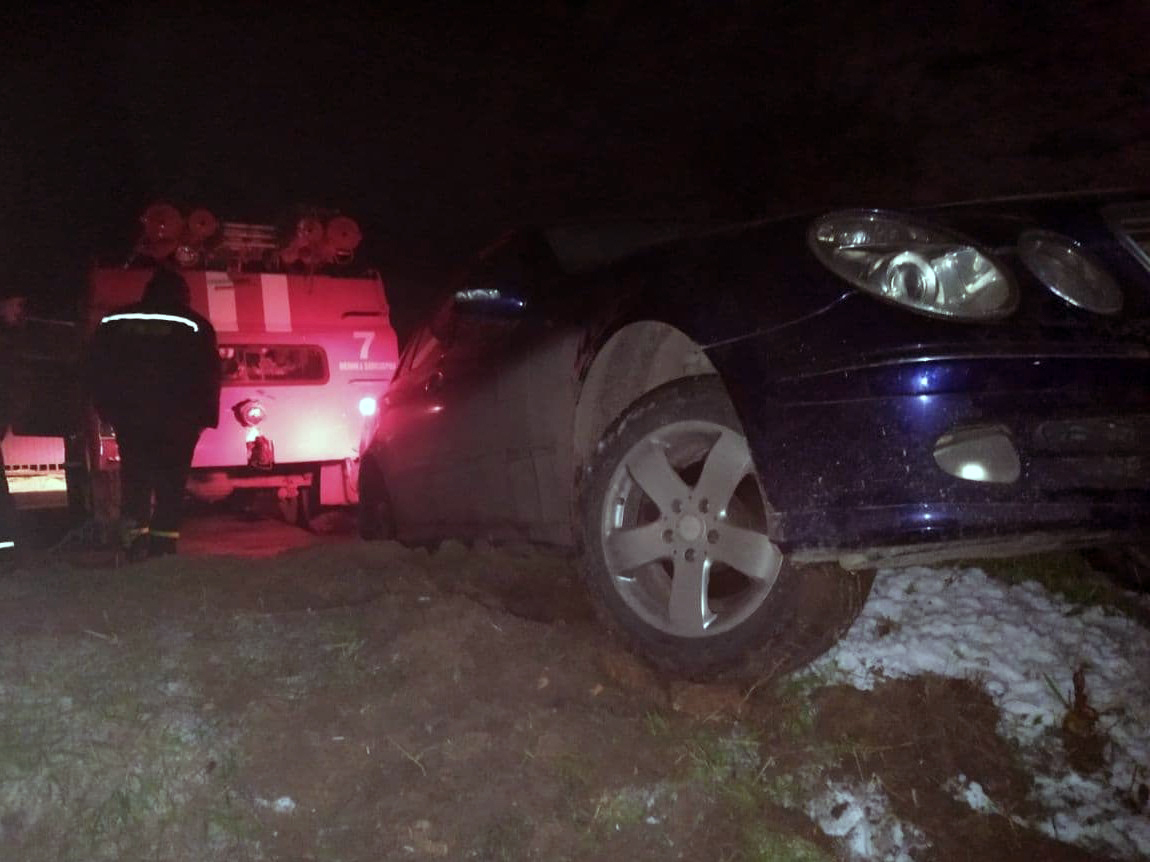 В Запорожской области автомобиль слетел в кювет: на месте работали спасатели (ФОТО)