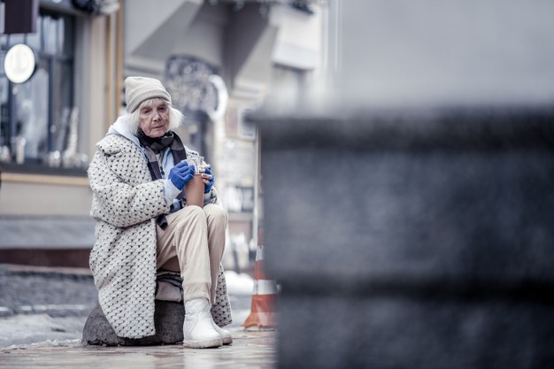 В Запорожской области женщина сидит на улице и никуда не уходит (ФОТО)