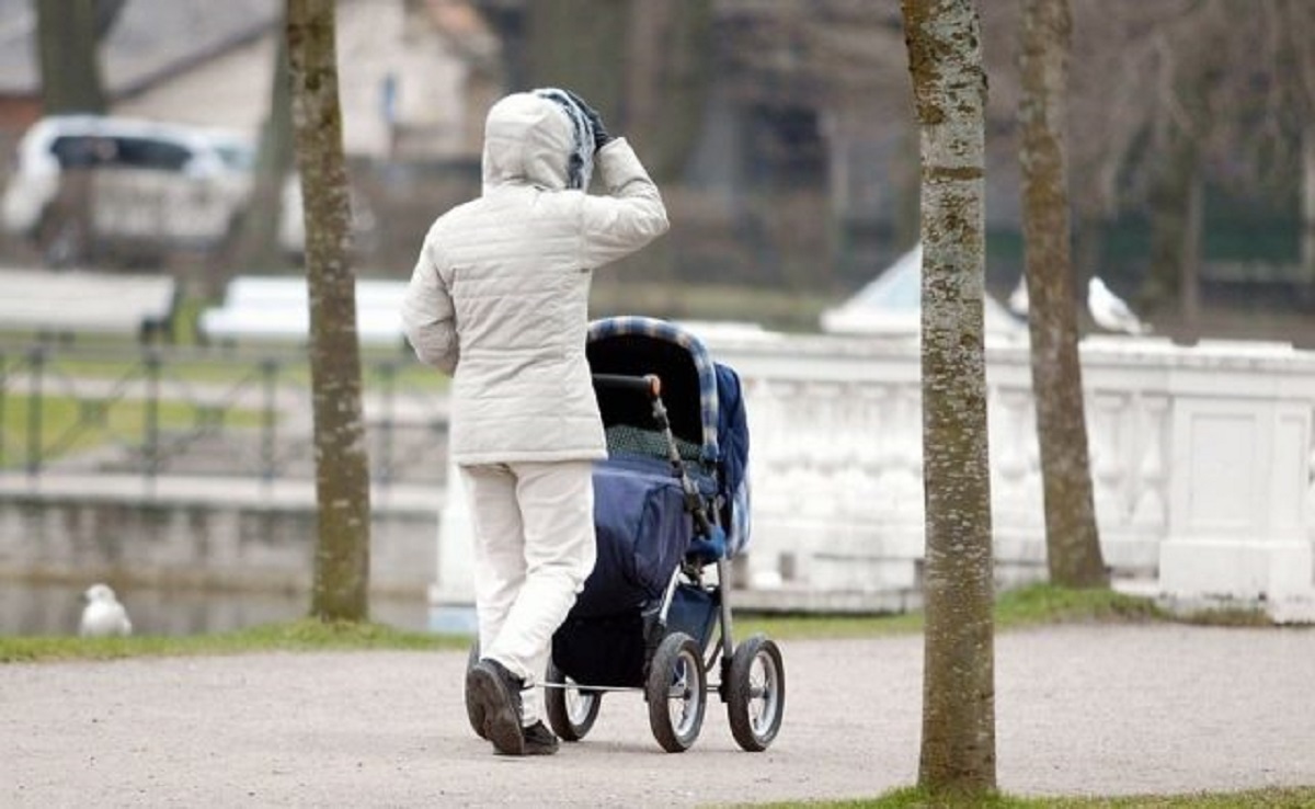 В Запорожье горе-мать перебегала дорогу с коляской по центральному проспекту в неположенном месте (ВИДЕО)
