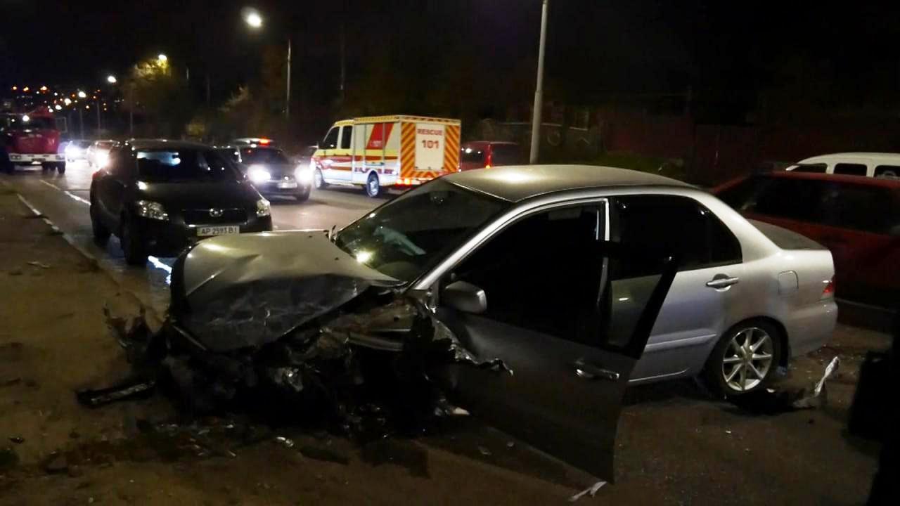 В сети появилось видео лобового столкновения двух автомобилей в Запорожье (ВИДЕО)