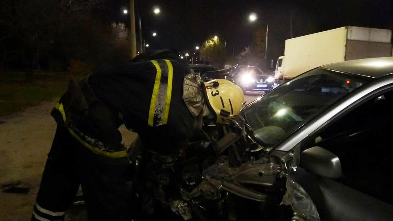 В Запорожье “лоб в лоб” столкнулись автомобили: на месте работали спасатели (ФОТО, ВИДЕО)