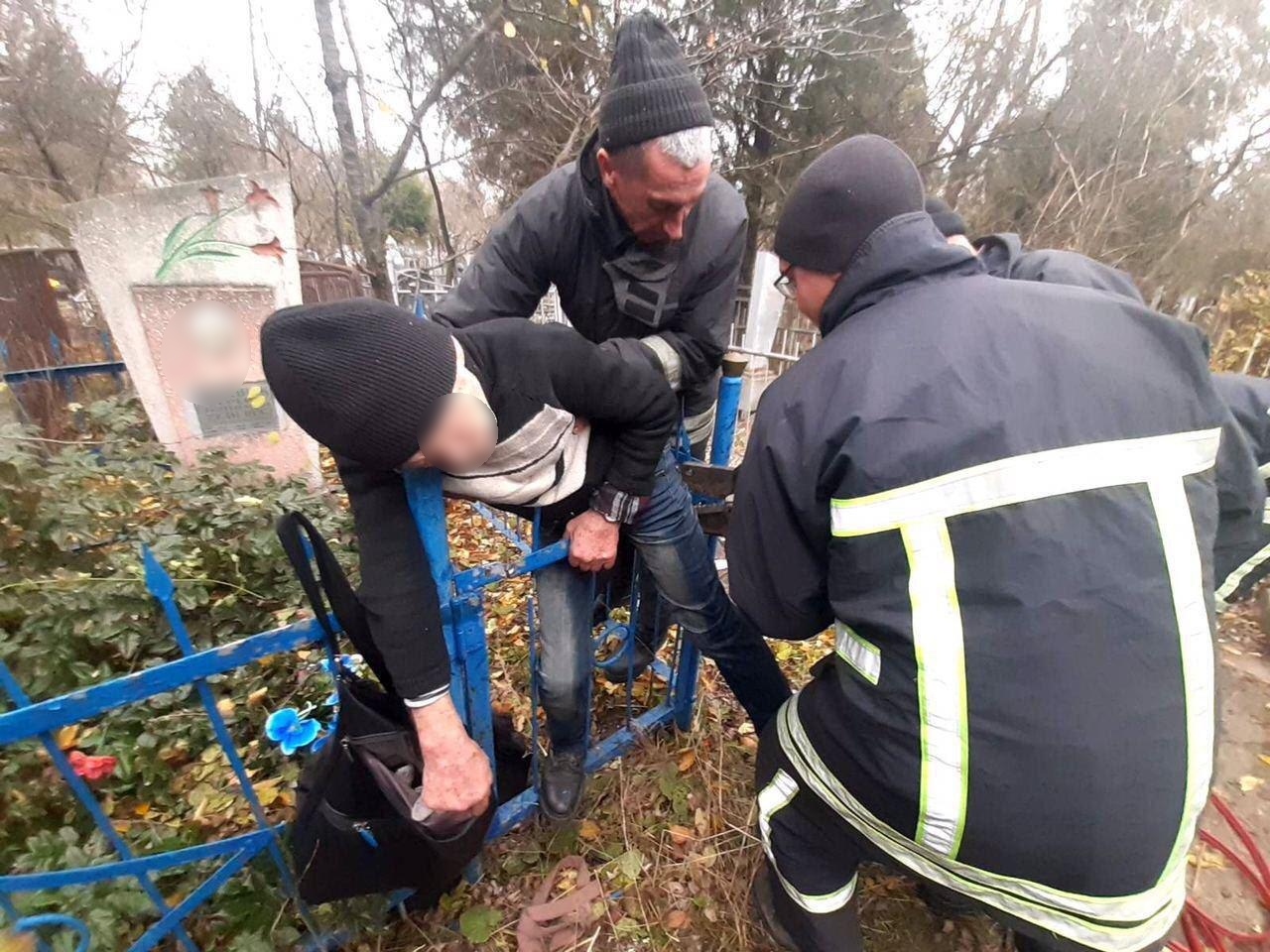В Запорожье на металлическом заборе застрял мужчина: понадобилась помощь спасателей