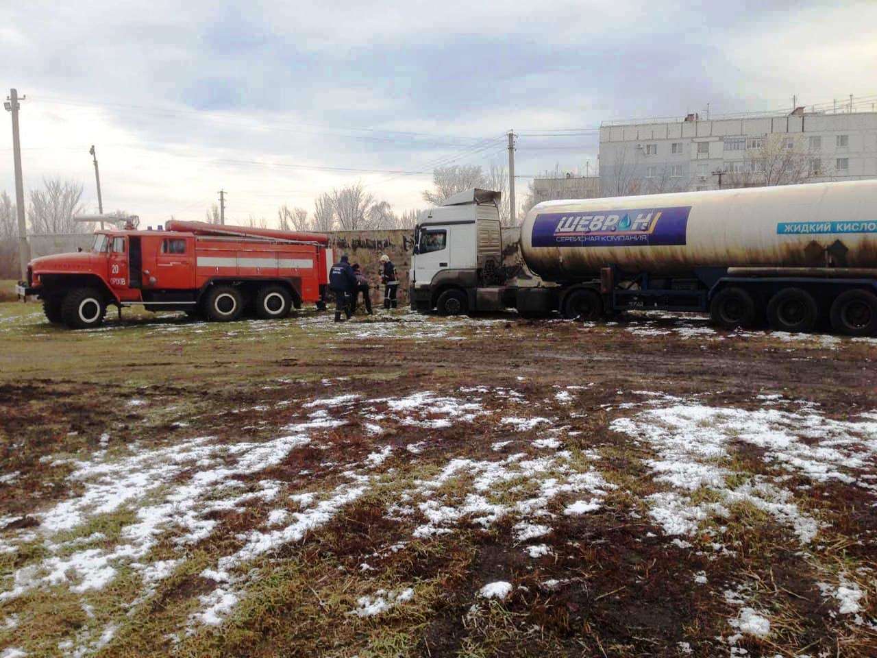 В Запорожской области грузовик застрял в грязи: водителю понадобилась помощь (ФОТО)
