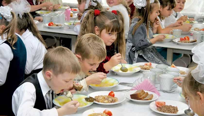 Запретят сухарики и чипсы: в школах Запорожья введут новые нормы питания для детей