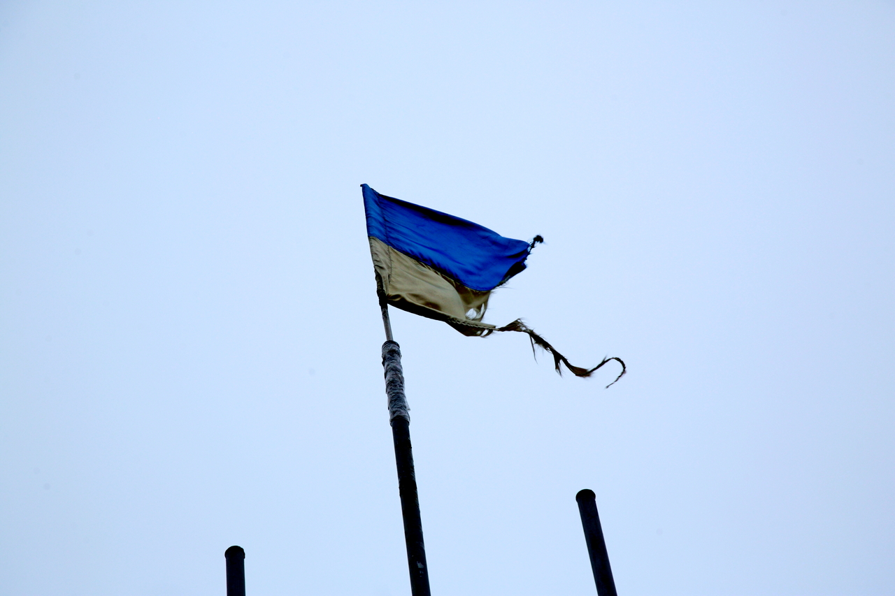 На въезде в Токмак реет порванный  флаг Украины (ФОТОФАКТ)